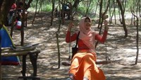 Ayunan versi di bawah rindangnya pohon Cemara.