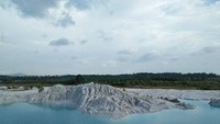 Bukit dengan warna putih salju serta air yang memiliki warna biru langit dapat menghipnotis mata pengunjung