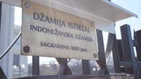 papan nama masjid Indonesia