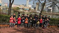 Seokchon lake termasuk tempat wisata yang ramah anak. Terbukti rombongan anak-anak mengunjungi tempat ini. Letaknya yang strategis dekat dengan wahana bermain anak Lotte World.