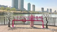 Menyempatkan berfoto di tengah berlarian mengitari Seokchon Lake.