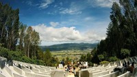 Pemandangan cantik bisa kita nikmati dari sini.