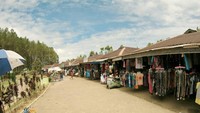 Ada banyak toko souvenir di sini.