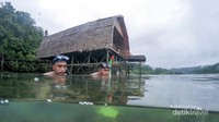 Berenang di sekitar resort