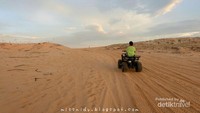 naik atv di white sand dunes