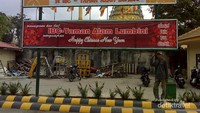 Pintu masuk Taman Alam Lumbini