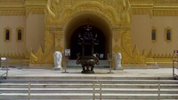 Bagian depan pagoda emas