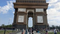 MONUMEN SIMPANG LIMA GUMUL. SERASA DI PARIS ATAU KEDIRI ?