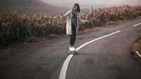 Bermain skateboard di jalanan saat pagi hari yang masih berkabut.