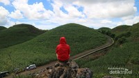 Pemandangan Gunung Bagus dari atas bukit dengan langit birunya.