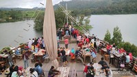 Pengunjung Restoran saat akhir pekan