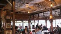 Suasana di dalam Restoran Phinisi