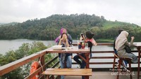 Bersantap ria sambil menikmati panorama dari