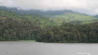 Bukit, telaga, dan hutan yang menjadi pemandnagan utama dari