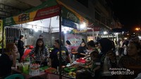 Aneka masakan daerah dan masakan luar negri ikut meramaikan jalanan ini.