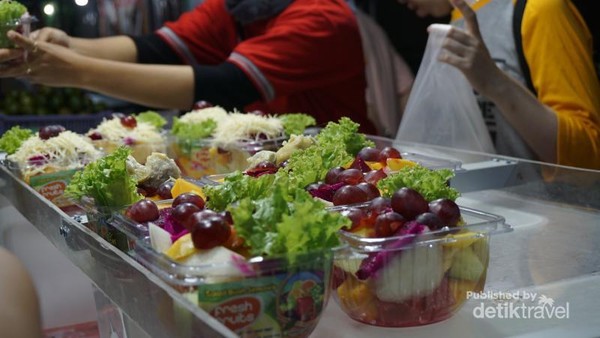Aneka salad buah bisa dipilih sesuai selera dengan harga 25.000