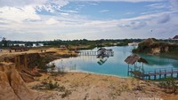 Bekas tanah galian yang dengan air berwarna kebiruan