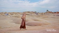 Foto kekinian dengan latar gurun dan replika unta