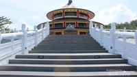 Bagian depan Puri Tri Agung atau Kuil Shaolin