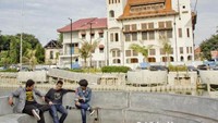 Tempat pengunjung bisa duduk-duduk di sisi Kali Besar