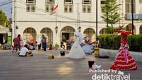 Para artis jalanan dengan dandanan seperti noni Belanda