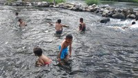 Salah satu sisi pemandian di Uning Riverside