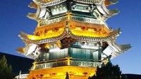 Indahnya pagoda di malam hari