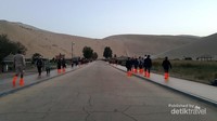 Jalan menuju Danau Bulan Sabit