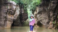 Rakit dan dua tebing menjulang itulah pesona Sungai Cikahuripan si Mini Green Canyon