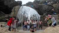 Pantai Banyu Tibo, saat bermain di air terjun
