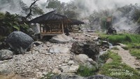 Saung di sekitar Kawah Rengganis