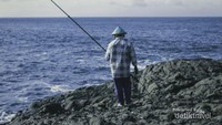 Nelayan yang memancing.