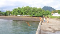 Bersama anak-anak menikmati laut Ende di sore hari
