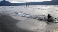 Ombak kecil di pinggiran pantai
