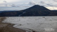 Gunung Pusuk Buhit di kejauhan