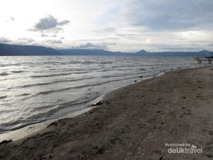 Bukan Laut, Ini Danau Toba Dilihat dari Pantai Parbaba