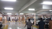 Salah satu lorong atau parkiran bawah tanah menuju masjid