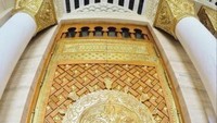 Pintu masjid yang mirip pintu Masjid Nabawi.