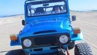 Perjalanan dilalukan dengan kendaraan 4x4 ini