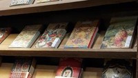 Snack yang dikemas mirip buku