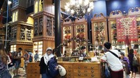 Suasana di dalam gedung yang mirip perpustakaan