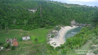 Pantai Atuh dari kejauhan