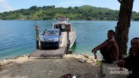Dermaga penyebrangan menuju pulau Sibandang.