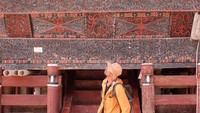 Ornamen ukiran dengan warna dominan merah, hitam dan putih khas rumah adat Batak