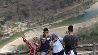 Pengunjung mengabadikan panorama di puncak Kebun Buah Mangunan berlatar Kali Oyo