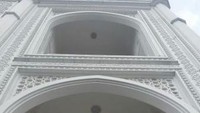 Jendela-Jendela yang Bertingkat Menambah Estetika Masjid