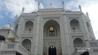 Bentuk dan Warna Masjid Ramlie Musofa Sangat Menyerupai Taj Mahal