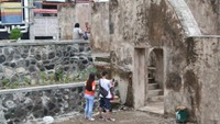 Wisatawan sedang berfoto