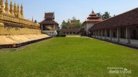 Kita juga dapat melihat patung Khmer dan Laos di koridor sekeliling kawasan stupa