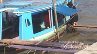 Warung Terapung di Taman Siring